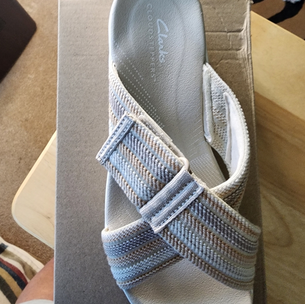 BRAND NEW IN BOX CLARK CLOUDSTEPPER SANDLES SIZE 7 1/2 - Picture 2 of 2